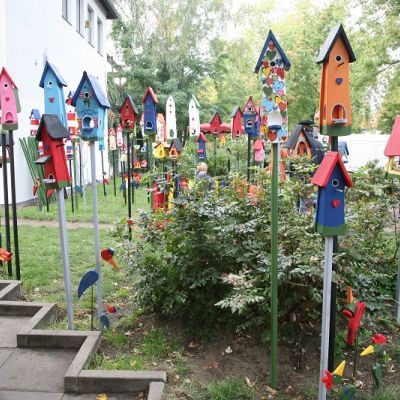 Vogelhaeuser In Bunter Schar Vogelvilla